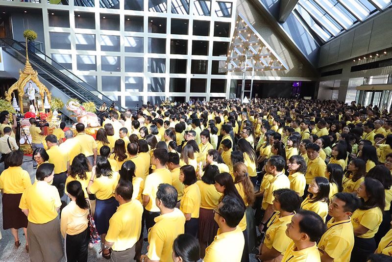 คณะกรรมการ พร้อมด้วยผู้บริหารและพนักงานร่วมในพิธีถวายราชสดุดีเฉลิมพระเกียรติและถวายพระพรชัยมงคล

