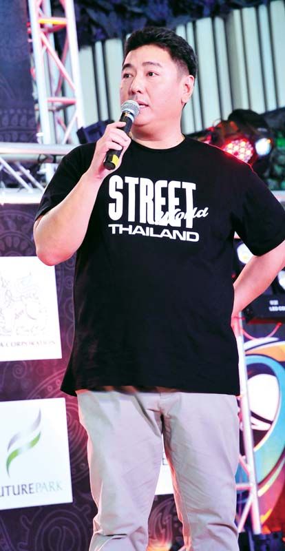 ผรณเดช พูนศิริวงศ์ กก.ผจก.นสพ.แนวหน้าและประธานจัดงาน Street World Thailand กล่าวเปิดงาน
