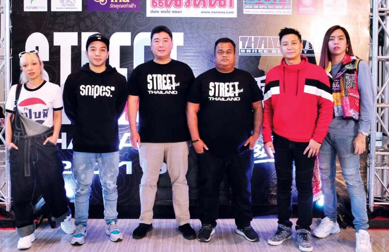 ผรณเดช พูนศิริวงศ์ กก.ผจก.นสพ.แนวหน้า และประธานจัดงาน
Street World Thailand พร้อมด้วย เศกสันต์ นาคทองแก้ว 
เจ้าของลิขสิทธิ์ Street World Thailand และ ราชศักดิ์ วงศ์เงิน
เจ้าของลิขสิทธิ์ Bangkok B-Boy City และคณะกก.ตัดสิน Cover Dance Foinoi, จารณะ บุญประเสริฐ และ ศรุดา ชูศรี