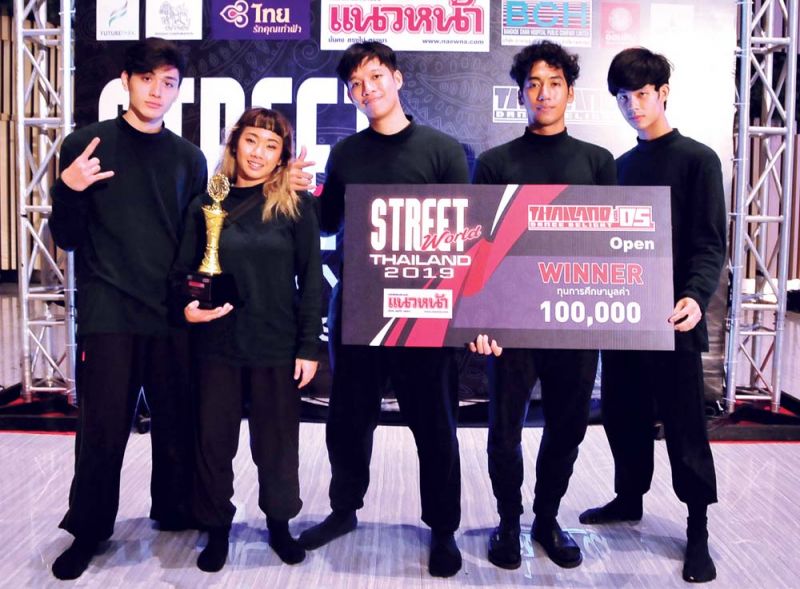 ทีมที่คว้าแชมป์ปีนี้ Street Dance รุ่น Open ทีม DD FLETION “ดีใจมากเพราะพวกเราก็ได้พยายามเต็มที่ เป็น
ครั้งแรกที่เรามาลงแข่งด้วยกันเป็นทีมใหญ่ ใช้เวลาคิดและฝึกซ้อมประมาณ 2 เดือนจนได้ผลงานชุดนี้ และการแข่งขัน
ที่ประเทศญี่ปุ่นเราจะทำให้เต็มที่ไม่แพ้การโชว์ชุดนี้เลย”