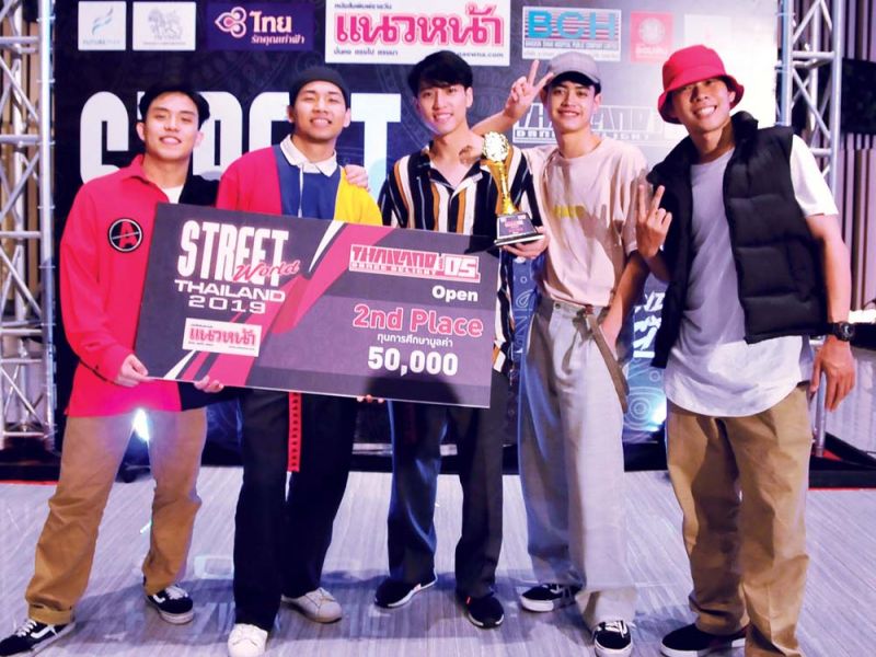รองชนะเลิศอันดับ 1 Street Dance รุ่น Open
ทีม REDEMPION “ถึงแม้เราจะมีความหวังที่จะชนะเลิศ แต่เราก็รู้ว่าเราทำเต็มที่แล้ว กับรางวัลนี้ก็ดีใจ เพราะ
คณะกรรมการตัดสินอย่างดีที่สุด เราจะพัฒนาศักยภาพ
เพื่อจะมาลงแข่งขันใหม่ในปีหน้าอย่างแน่นอน”