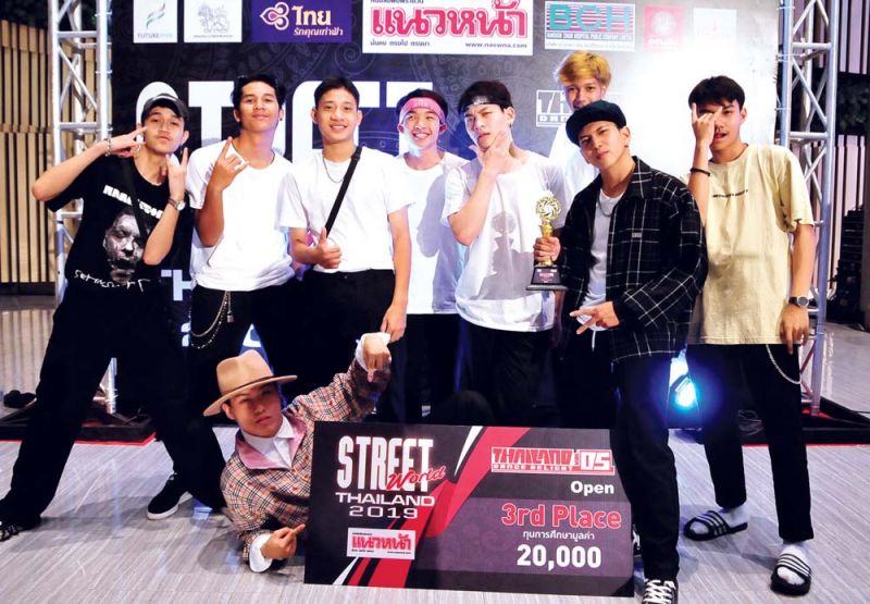 รองชนะเลิศอันดับ 2 Street Dance รุ่น Open
ทีม AWESOME CREW “ดีใจที่ได้รับรางวัล เราฝึกซ้อมกันมาพอสมควร เราจะพัฒนาฝีมือให้มากกว่านี้ เพื่อมา
ลงแข่งขันใหม่ในปีหน้า ถ้ามีใจรักในการเต้นเราควรตั้งใจ
เปิดประสบการณ์ใหม่ๆ และเราจะประสบความสำเร็จ”