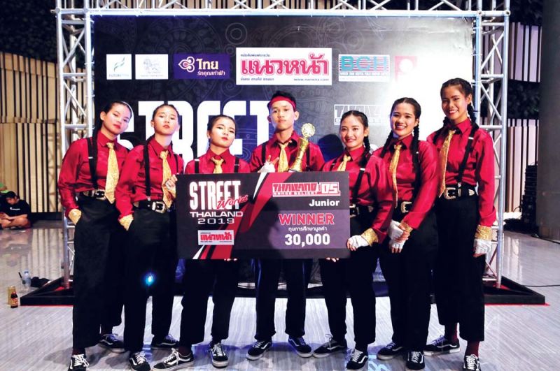ชนะเลิศ Street Dance รุ่น JUNIOR ทีม GROUP ROYAL CREW “ไม่คิดว่าจะได้รับรางวัลนี้ แต่พอประกาศ
ผลก็รู้สึกดีใจมาก เป็นครั้งแรกที่ได้รับรางวัลรู้สึกภูมิใจมากที่หมั่นฝึกซ้อม แม้จะเหนื่อย หรือลงแข่งแค่หนึ่งเวที ก็ทำให้เราได้เปิดโลกทัศน์และได้รับอะไรอีกมากมาย”
