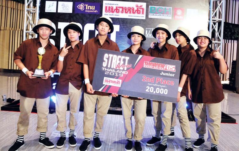 รองชนะเลิศอันดับ 1 Street Dance รุ่น JUNIOR ทีม MIX’EM UP JUNIOR “เราใช้เวลารวมตัวกันมาประมาณ 2 ปีแล้ว เป็นอีกหนึ่งรางวัลที่เราภูมิใจ ตื่นเต้นและดีใจมาก อาจจะไม่ได้รับรางวัลชนะเลิศ แต่ก็จะตั้งใจ
และจะลงแข่งขันต่อ ไปพร้อมสร้างสรรค์ผลงานดีๆ
แบบนี้ไปเรื่อยๆ”