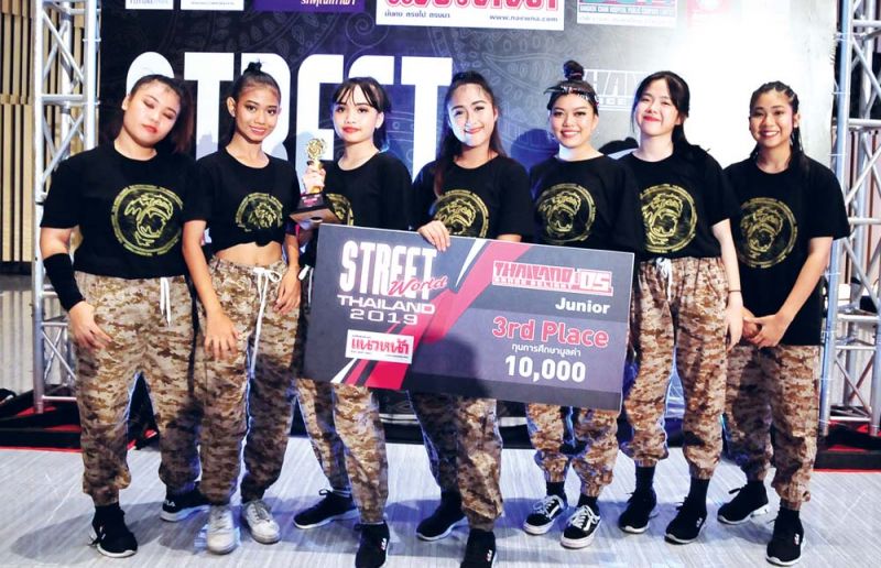 รองชนะเลิศอันดับ 2 Street Dance รุ่น JUNIOR
ทีม THE MONKEY FAMILY VARSITY “กับรางวัลนี้
ดีใจตื่นเต้นมากตอนประกาศรางวัล เราเตรียมตัวกันมาพอสมควร อยากฝากถึงน้องๆ เพื่อนๆ ที่สนใจ อย่าท้อ
หมั่นฝึกซ้อม สักวันเราจะเจอกับความสำเร็จอย่างแน่นอน”