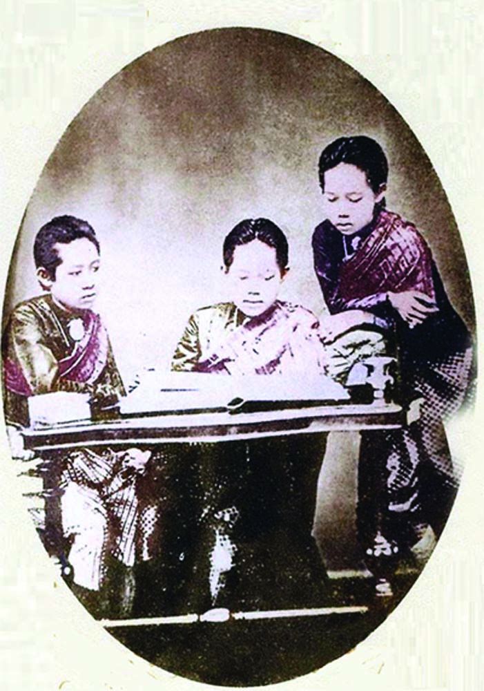 กับพระขนิษฐา

