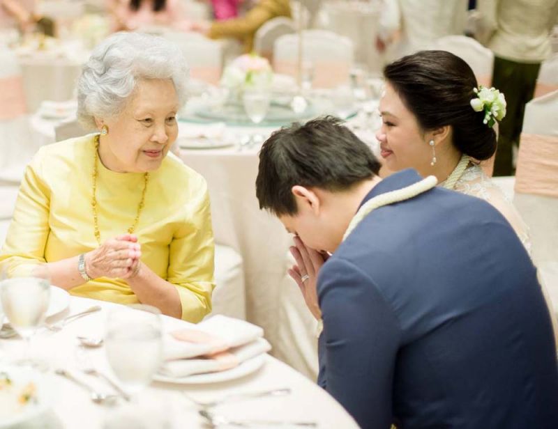ท่านผู้หญิงสุมาลี จาติกวนิช ประธานในพิธีงานหลั่งน้ำพระพุทธมนต์ ระหว่าง เจ้าสาว ธิตินาฏ อารีเจริญเลิศ กับเจ้าบ่าว นวพล ภิญโญอนันตพงษ์