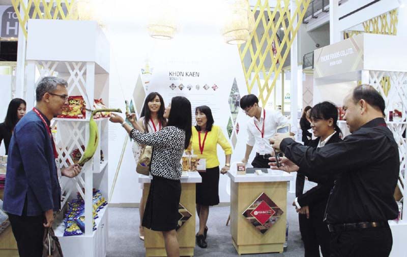 บรรยากาศภายในงานคับคั่งไปด้วยผู้ที่สนใจในสินค้าภายในบูธแสดงสินค้าของผู้ประกอบการกลุ่มจังหวัดภาคตะวันออกเฉียงเหนือตอนกลาง