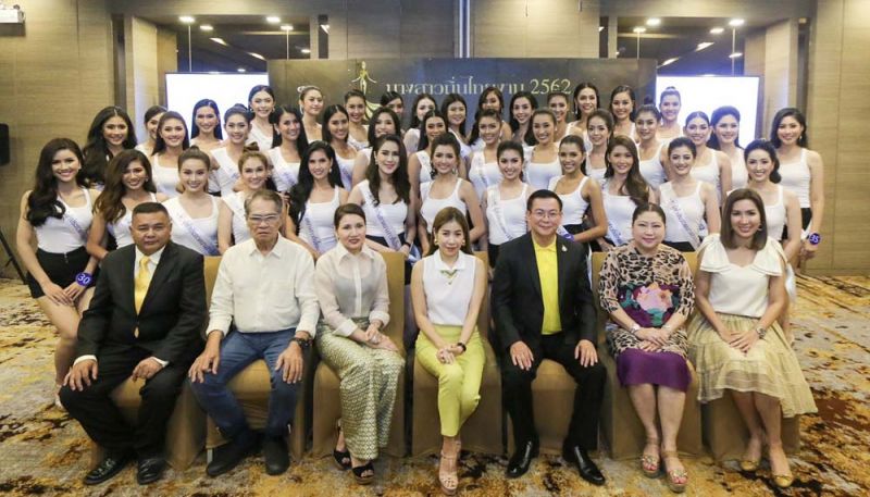 สินีนารถ เองตระกูล พร้อมด้วยคณะกรรมการ และ 40 สาวงามที่ผ่าน
เข้ารอบสุดท้าย