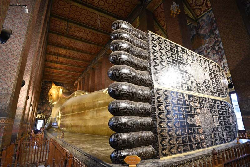 พระวิหารพระพุทธไสยาส เมื่อใครเข้ามาแล้วก็ต้องตะลึงไปกับความงดงามและยิ่งใหญ่ของพระนอน