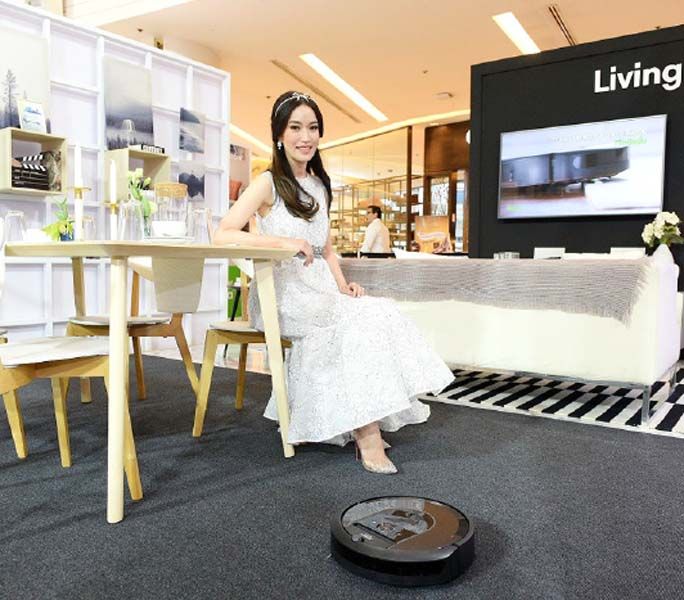 ม.ล.พลอยนภัส ลีนุตพงษ์ และ iRobot Roomba i7+