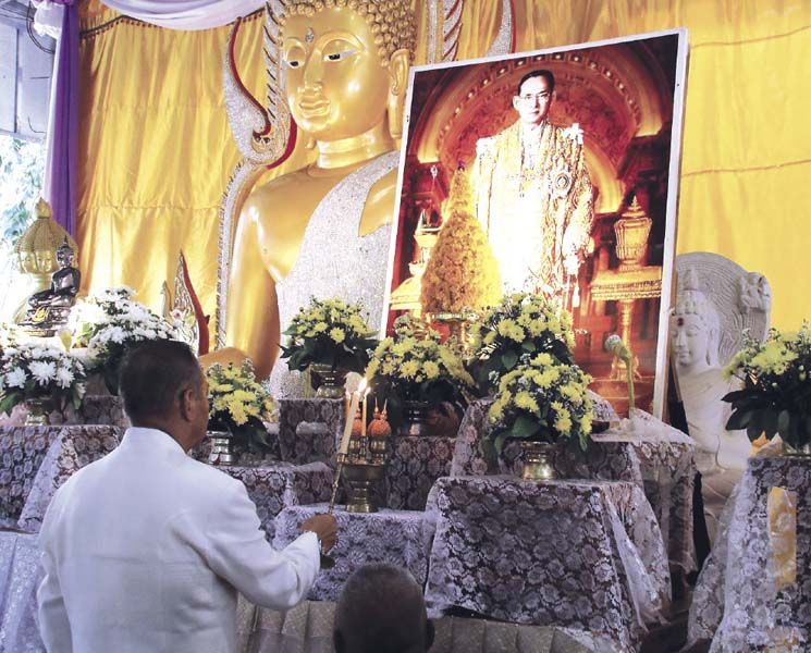 พล.อ.อ.ชลิต พุกผาสุข องคมนตรี ประธานจัดสร้างพระฯ ประธานในพิธีจุดเครื่องทองน้อย
หน้าพระบรมฉายาลักษณ์ พระบาทสมเด็จพระบรมชนกาธิเบศร มหาภูมิพลอดุลยเดชมหาราช
บรมนาถบพิตร