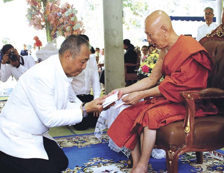 พล.อ.อ.ชลิต พุกผาสุข องคมนตรี รับมอบปัจจัยร่วมทอดผ้าป่าจาก
พระราชจันทโมลี เจ้าคณะจังหวัดจันทบุรี