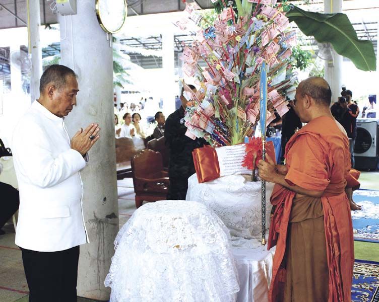 พล.อ.อ.ชลิต พุกผาสุข องคมนตรี รับมอบปัจจัยร่วมทอดผ้าป่าจาก
พระราชจันทโมลี เจ้าคณะจังหวัดจันทบุรี