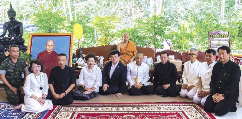 ประธานในพิธี นำคณะกรรมการกราบสักการะ พระอธิการ ธาตุ อธิปัญโญ เจ้าอาวาส และถ่ายภาพร่วมกัน