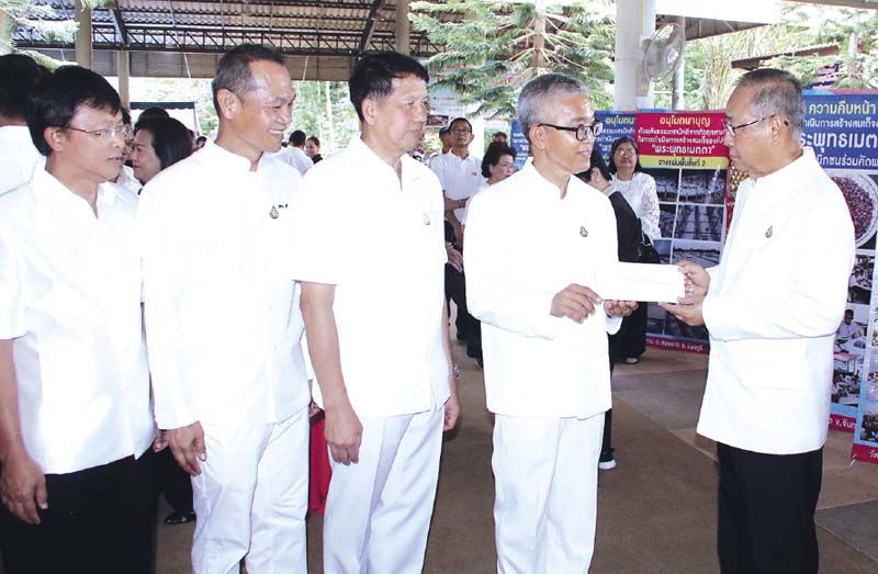ประธานในพิธี รับมอบเงินจากผู้ว่าราชการจังหวัดจันทบุรี ในนามประชาชนในจังหวัด