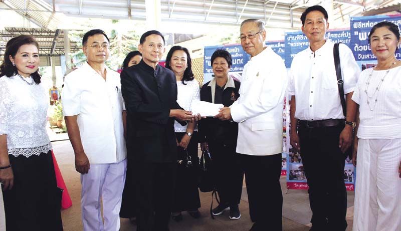 ประธาน รับมอบเงินจาก อภินันท์ จันทรังษี นายกสมาคมนักประชาสัมพันธ์แห่งประเทศไทย และคณะกรรมการ อาทิ เสมอ นิ่มเงิน, กิตติศักดิ์ 
หาญกล้า ผอ.สนง. ปชส. เขต 7, พรอัปสร นิลจินดา

