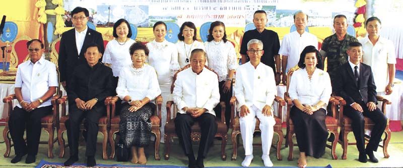 ประธานในพิธี ถ่ายภาพเป็นที่ระลึกกับรองประธาน อัญชลี ชวนิชย์ และคณะกรรมการ อาทิ ผวจ.จันทบุรี วิทูรัช-สุจิตรา ศรีนาม, ผศ.ดร.พรทิพย์ พุกผาสุข, อภินันท์ จันทรังษี, พล.ต.อ.นิสสัย บุญศิริ,
พล.อ.อ.วีระพงษ์-พรอัปสร นิลจินดา, ดร.พรชัย มงคลวนิช, รศ.สมรักษ์ พรหมมา, วิไล วิทยฐานะกรณ์,
กรรณภรณ์ วงศ์ปิยะกุล และ ภูมิภัทร ว่องประภากร