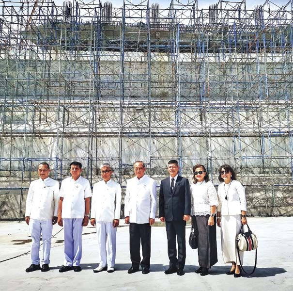 ประธานในพิธี ถ่ายภาพร่วมกับคณะกรรมการ ตรวจงานความ
ก้าวหน้าของการก่อสร้าง อาทิ วิทูรัช ศรีนาม ผู้ว่าราชการจังหวัด, 
พล.อ.อ.วีระพงษ์ นิลจินดา และ กรรณภรณ์ วงศ์ปิยะกุล