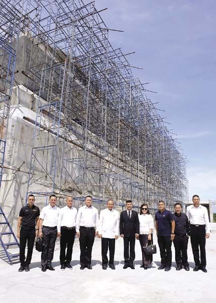 ประธานในพิธี กับคณะจากกองทัพอากาศ และ กรมชลประทาน