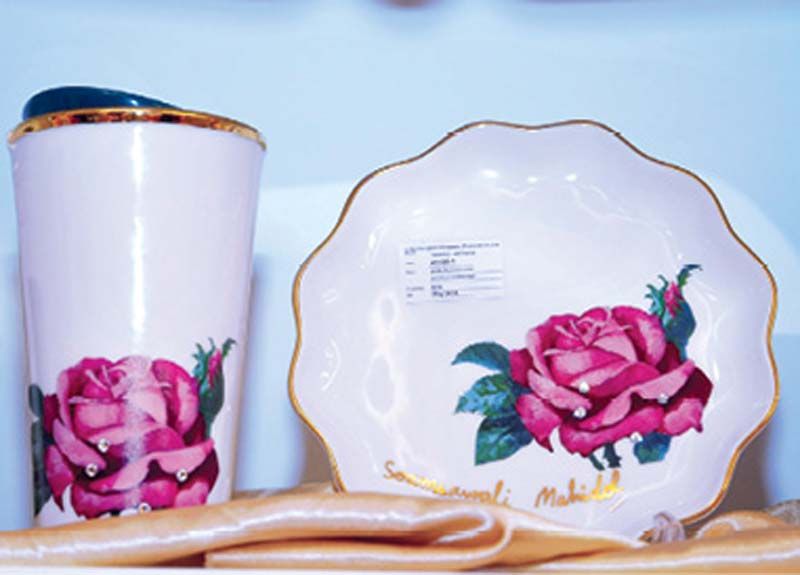 แก้วและจานรองพอร์ซเลนลายกุหลาบจากภาพวาด
ฝีพระหัตถ์องค์นายกกิตติมศักดิ์ตลอดชีพ ประดับคริสตัล