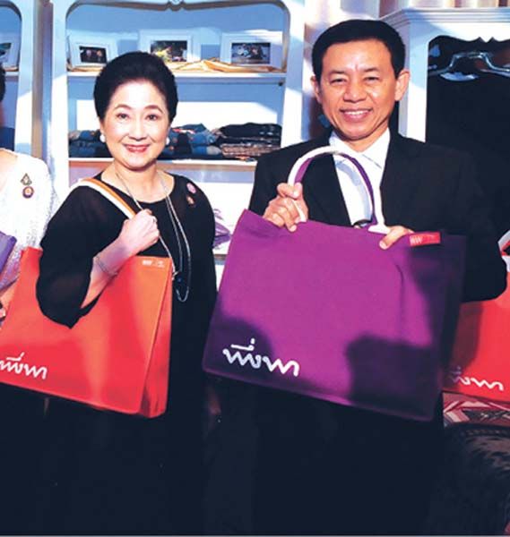 ผาณิต พูนศิริวงศ์ และ พลโทสรรเสริญ แก้วกำเนิด อธิบดีกรมประชาสัมพันธ์ โชว์สินค้าเด่นของแบรนด์ “พึ่งพา”