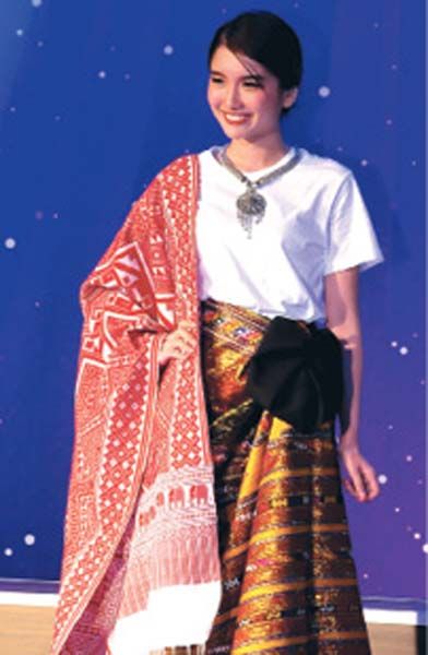 แฟชั่นโชว์ผลิตภัณฑ์จากแบรนด์ “พึ่งพา” และผลิตภัณฑ์จากชุมชนยั่งยืน