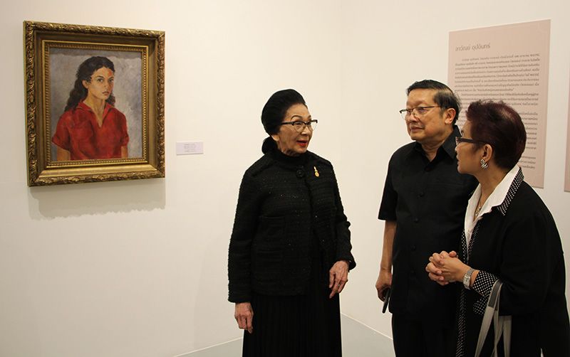 ศ.ดร.ม.ร.ว.ชิษณุสรร-ม.ร.ว.พร้อมฉัตร สวัสดิวัตน์ ร่วมชมนิทรรศการ

