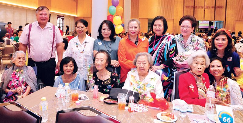 รุ่น 66 มาร่วมงาน รัตนอุไร สุนทรพิพิธ, อดิศัย นันทาภิวัฒน์, รศ.พญ.ผจง คงคา กับอ.วรรณดี คันธวงศ์, พล.ต.ต.ภูวดล วุฒฑกนก และศิษย์รุ่นน้องร่วมถ่ายภาพ