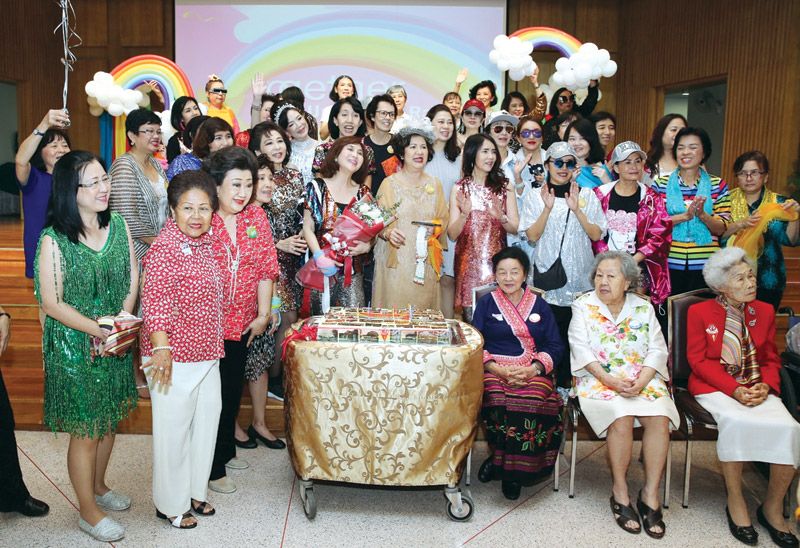 ผู้แทนรุ่นที่ครบรอบวันเกิด 60, 72, 84, 96 ร่วมกันตัดเค้ก