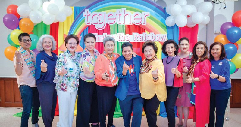 ชลลกา เก่งระดมยิง ที่ปรึกษา สมาคมฯ ถ่ายรูปกับรุ่น 99