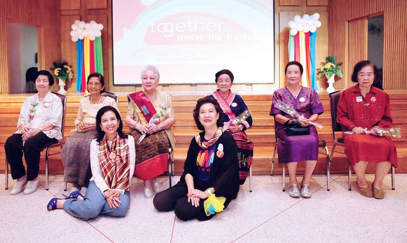 ลิสา นะวงศ์ นายกสมาคมฯ และ ศิริลักษณ์ ไม้ไทย ประธานจัดงาน 
เป็นผู้แทนสมาคมฯ มอบของขวัญให้รุ่น 78 ที่ครบ 7 รอบ