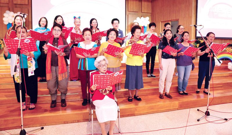 Wattana Alumni Chorus ร้องเพลง
