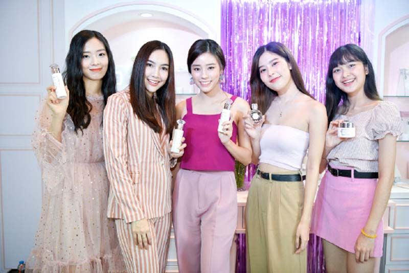 (ซ้าย) มณีพร เปรื่องปัญญานนท์, อนิส สุวิทย์, ปาณิสรา ปริญญารักษ์,
ทัชชกร สุวรรณฤทธิ์เดช และ อารียา นิลลาดคำ