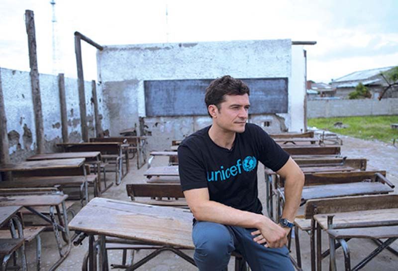 ออร์แลนโด บลูม กับสภาพความเสียหายของโรงเรียนจากพายุไซโคลน