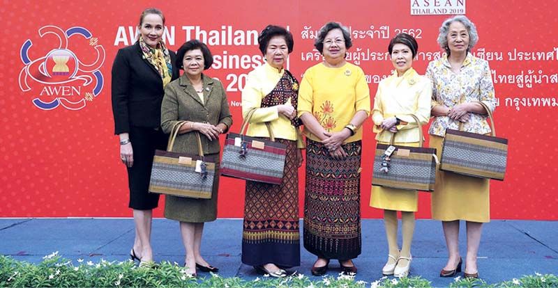 (ซ้าย) รมิดา รัสเซลล์ มณีเสถียร, เกษสุดา ไรวา, กฤติกา อภิชนตระกูล, มาลีรัตน์ ปลื้มจิตรชม, ฐิตินันท์ วัธนเวคิน และ ดร.ศรีศักดิ์ ไทยอารี