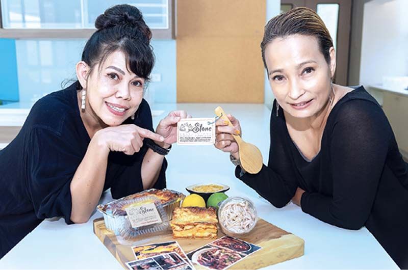 แอนจลิน สินธวาชีวะ และ สุชาด สโตน รุจฉายา