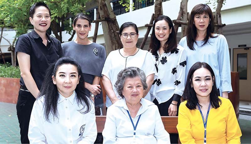 (แถวล่างจากซ้าย) อรนุช ว่องปรีชา, อาจารย์สุมิตรา พงศธร, สุดถนอม 
กรรณสูต (แถวบนจากซ้าย) วรนันท์ ประเสริฐเมธ, เพชรรินทร์ มีเดช, กุลฤดี 
ชวนไชยสิทธิ์, อธิษฐาน องค์พิเชฐเมธา, สุทธินี อัตศาสตร์