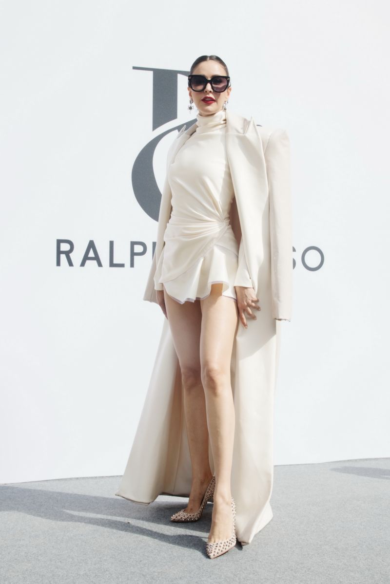 ปิดท้ายด้วยลุค สวย เก๋ มีสไตล์ ซึ่งลุคนี้สาวริต้าได้ใส่ไปร่วมดูแฟชั่นโชว์ของ Ralph & Russo (ราล์ฟ แอนด์  รุสโซ่) และยังได้พูดคุยกับ Tamara Ralph (ทามาร่า ราล์ฟ) Creative Director and co-founder ของแบรนด์ Ralph & Russo ด้วยจ้า... เริ่ดสุดจ้า 