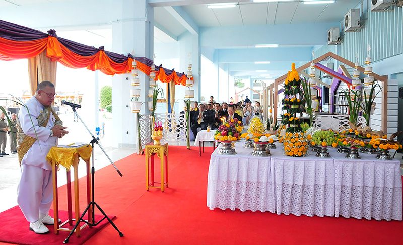 ฉัตรชัย ปิ่นเงิน หัวหน้าฝ่ายโหรพราหมณ์อ่านโองการบวงสรวง

