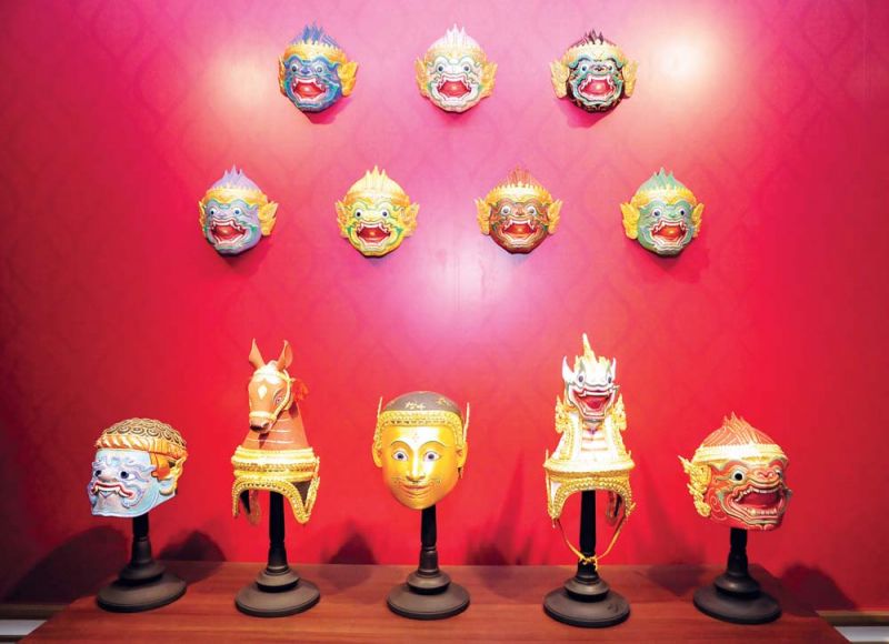 ส่วนหนึ่งของศิลปะชั้นเอกโขนศิลปาชีพ ของสมเด็จพระนางเจ้าสิริกิติ์ พระบรมราชินีนาถ พระบรมราชชนนีพันปีหลวง อุปกรณ์ประกอบฉากชิ้นเด่นจำนวนมากที่เคยปรากฏโฉมบนเวทีแสดงโขนศิลปาชีพตอนต่างๆ อาทิ หนุมานอมพลับพลา ในการแสดงตอนศึกไมยราพ เรือสำเภา ในการแสดงตอนพิเภกสวามิภักดิ์ มาจัดแสดงด้วยเทคนิคที่ทันสมัยน่าตื่นตาตื่นใจ