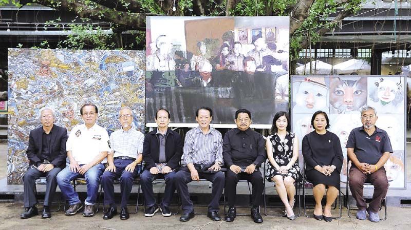 ชุติมณฑน์ จิวาลักษณ์ ผจก.ฝ่ายโฆษณาและสื่อสารองค์กร บจ.พานาโซนิค ซิว เซลส์ (ประเทศไทย) พร้อมด้วยคณะ กก.ตัดสินฯ
ศ.กิตติคุณกำจร สุนพงษ์ศรี ประธานคณะ กก., อ.ธงชัย รักปทุม, ศ.วิโชค มุกดามณี, ศ.เกียรติศักดิ์ ชานนนารถ และ
พูลศรี จีบแก้ว ผอ.พิพิธภัณฑสถานแห่งชาติ หอศิลป ร่วมตัดสินผลงานทั้งหมด 135 ชิ้น จาก 94 ศิลปิน