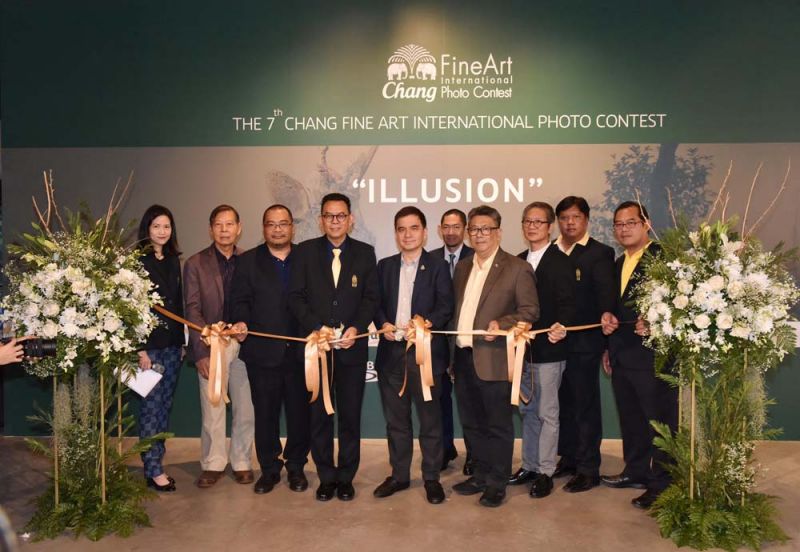 นิติกร กรัยวิเชียร และ ดาว วาสิกศิริ ร่วมเปิดนิทรรศการภาพถ่าย