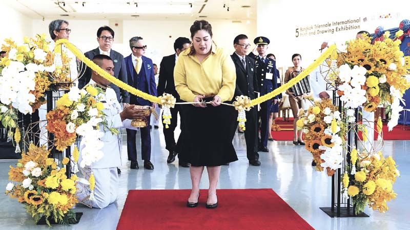 พระเจ้าวรวงศ์เธอ พระองค์เจ้าสิริภาจุฑาภรณ์ ทรงตัดแถบแพรเปิดการแสดงภาพพิมพ์และวาดเส้นนานาชาติ ครั้งที่ 5
