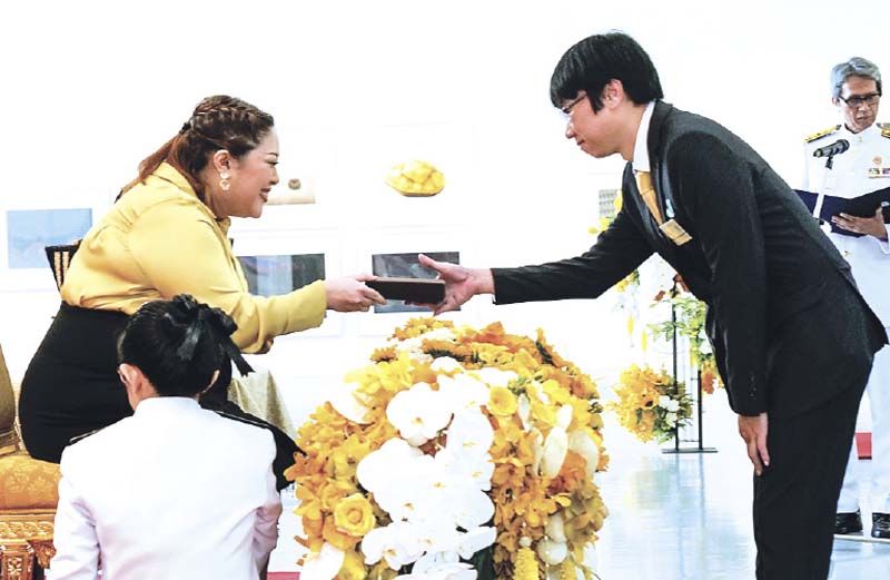 ประทานรางวัลให้กับศิลปินที่ชนะการประกวดการแสดงภาพพิมพ์และวาดเส้นนานาชาติ ครั้งที่ 5