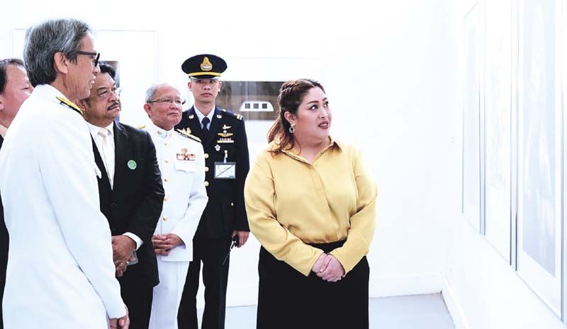 ทรงทอดพระเนตรผลงานภาพพิมพ์และวาดเส้นนานาชาติ ครั้งที่ 5