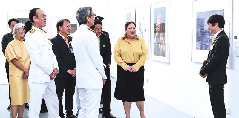 ทรงทอดพระเนตรผลงานภาพพิมพ์และวาดเส้นนานาชาติ ครั้งที่ 5