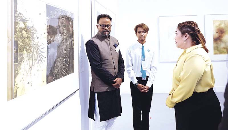 ทรงทอดพระเนตรผลงานภาพพิมพ์และวาดเส้นนานาชาติ ครั้งที่ 5