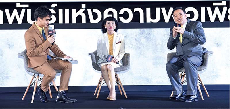 ปนัดดา เจณณวาสิน และ สุรเชษฐ์ อัศวเรืองอนันต์ กล่าวถึงการจัดทำภาพยนตร์
เทิดพระเกียรติฯ