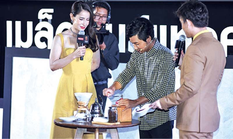 ลี-อายุ จือปา ชงกาแฟฟิลเตอร์ให้ แอน ทองประสม